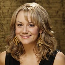 Megyn Price 飾演 Lisa Harris