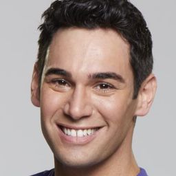 Tommy Bracco - 出櫃培訓班演員 飾演Giovanni