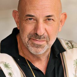 Robb Skyler 飾演 Dr. Xiroman