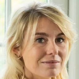 Helene Reingaard Neumann 飾演 Emma