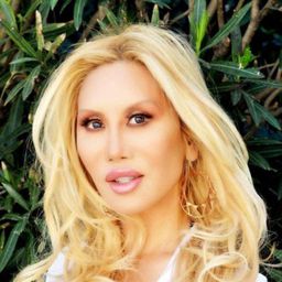 Tess Broussard 飾演 Dancer