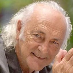 Amancio Prada 飾演 El Invitado