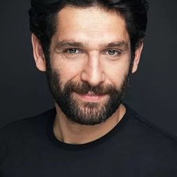 Tansel Öngel 飾演 Cemilo