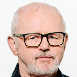 David Morse 飾演 Ex-CIA Agent