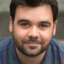 Adam Pateman 飾演 Cameraman