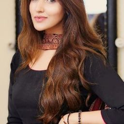 Hareem Farooq 飾演 Zainab Rehman