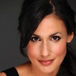 Adreana Gonzalez 飾演 Izzy's Niece