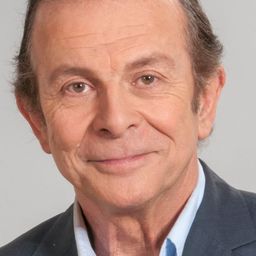 Roland Giraud 飾演 Adolphe Nicart