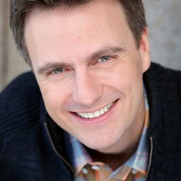 Manoel Felciano 飾演 Greg