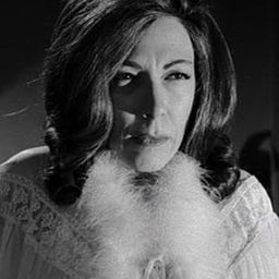 Tota Alba 飾演 Brígida