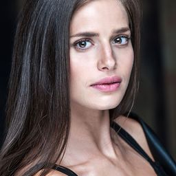 Rachel Sellan 飾演 Polly