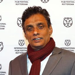 普拉沙納維然尼奇 - With You, Without You導演