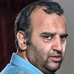 Alireza Ostadi 飾演 Oladi