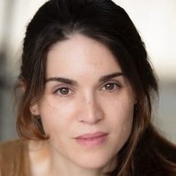 Emine Meryem 飾演 Suzan