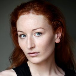 Caroline Espargilière 飾演 Young Female Teacher