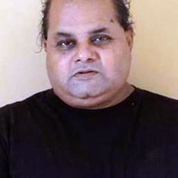 Sunil Sukhada 飾演 