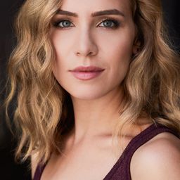 Amber Goldfarb 飾演 Kirsten