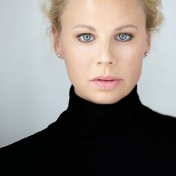 Katharina Straßer 飾演 Sabine