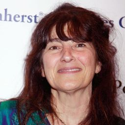 露絲·瑞科 飾演 Self - Author / Former Editor-in-Chief, Gourmet Magazine