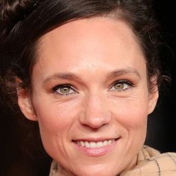 Sabine Timoteo 飾演 Madre di Luna