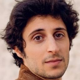 傑裏米·李文 飾演 Pierre