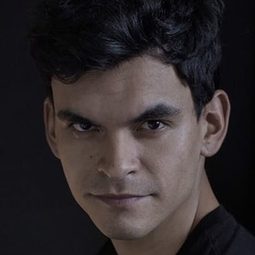 Juan Camilo Castillo 飾演 Captain Diego