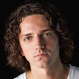 Sebastian Gregory 飾演 Mark