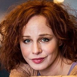 Eszter Ónodi - Portugal演員 飾演Volt barátnő