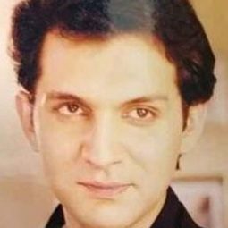 Rajesh Tandon 飾演 Mazhar Lala