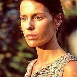 Helen Morse 飾演 Jo Reeves