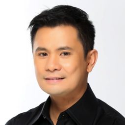 Ogie Alcasid 飾演 Ogie Alcasid