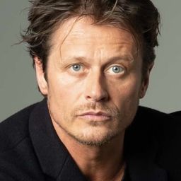 羅曼·尼澤卡 飾演 Michi Holzner