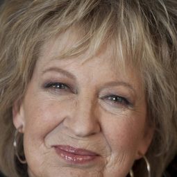 珍·伊斯威特 - 變了裝說愛你演員 飾演Jeanne