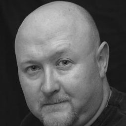 Steve O'Connell 飾演 Sergeant Walter Parks