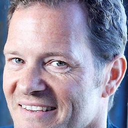 Claus Riis Østergaard 飾演 