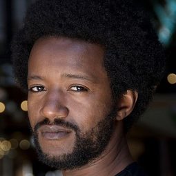 Eric Kabongo 飾演 Yao