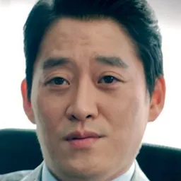 金慶民 飾演 Hospital Director