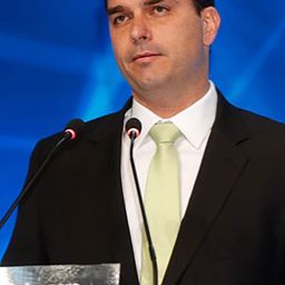 Flávio Bolsonaro 飾演 Himself