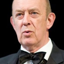 Roy Marsden 飾演 Fred