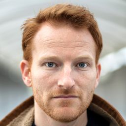 Maximilian Dirr 飾演 Johann Neumann