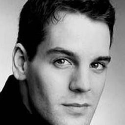 John Hopkins 飾演 Erik Ahlberg (voice)