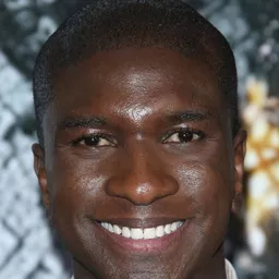 阿德托庫姆布斯·麥克馬克 飾演 Joshua Brand