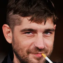 Libero De Rienzo - 教廷白煙演員 飾演Roberto