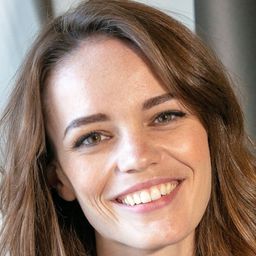 Kate Bracken 飾演 Iona