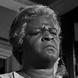 Claudia McNeil 飾演 Lena Younger