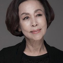 孫淑子 飾演 Jin-hyoung's Grandmother