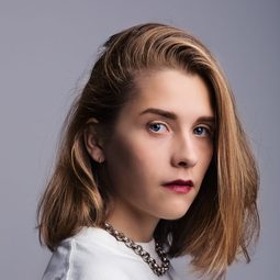 Mikaela Knapp 飾演 Saga