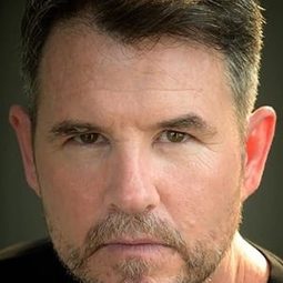 Patrick Newall 飾演 Seb