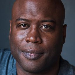 Kevin Daniels 飾演 Undercover Tanktop