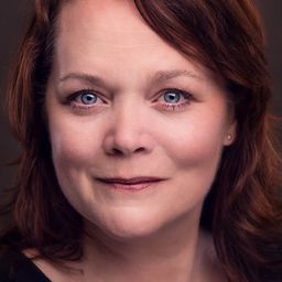 Kathleen Warner Yeates 飾演 Evelyn